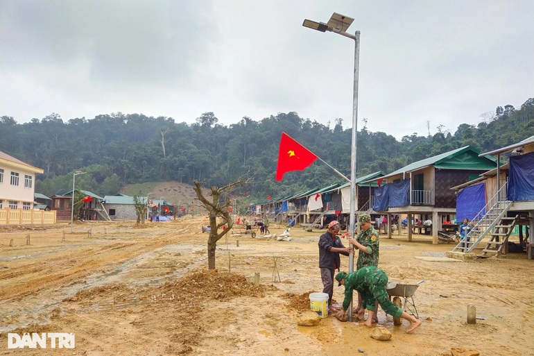 Niềm vui ngày cuối năm đến với khu tái định cư mới của đồng bào Vân Kiều - 4 Niềm vui ngày cuối năm đến với khu tái định cư mới của đồng bào Vân Kiều - 4