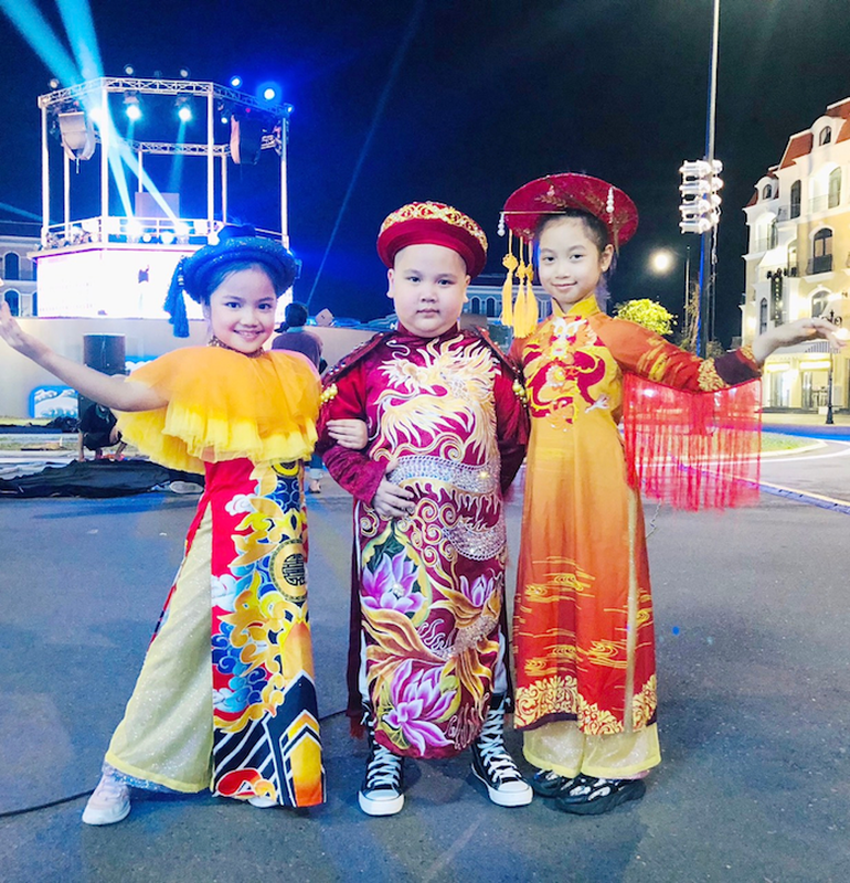 Super Idol Kids: Trò chơi vui nhộn dành cho các thiên thần nhỏ, Super Idol Kids mang đến giây phút giải trí đầy sáng tạo và tài năng của các bé. Hãy đến và khám phá những thử thách đầy thú vị của những thiên tài nhí này ngay thôi!