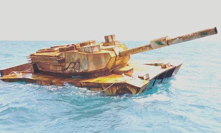 Indonesia đau đầu giải mã xe tăng bí ẩn trôi nổi ngoài khơi - 1