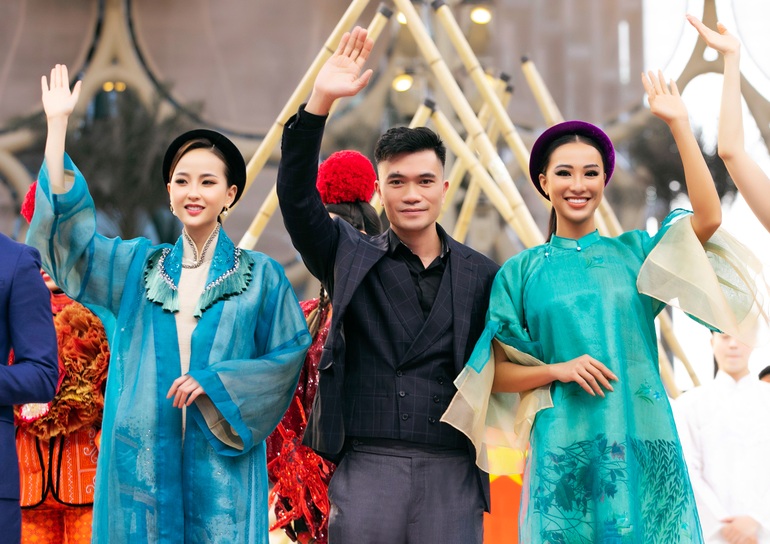 Á hậu Kim Duyên trình diễn cho NTK Vũ Việt Hà tại Ngày Quốc gia Việt Nam - 5 Á hậu Kim Duyên trình diễn cho NTK Vũ Việt Hà tại Ngày Quốc gia Việt Nam - 5