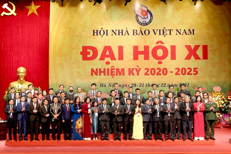 Hàng trăm nhà báo không ngại hiểm nguy, chiến đấu trên tuyến đầu chống dịch - 3 Hàng trăm nhà báo không ngại hiểm nguy, chiến đấu trên tuyến đầu chống dịch - 3