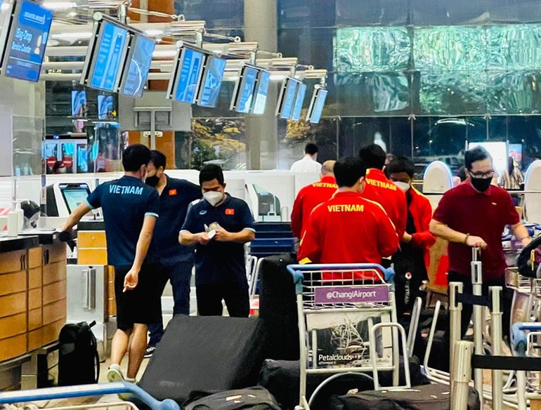 Người hâm mộ ra sân bay Singapore tiễn đội tuyển Việt Nam về nước - 5