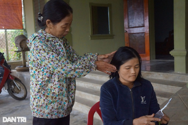 Câu chuyện cảm động về người phụ nữ hơn 15 năm nuôi 8 con riêng của chồng - 3 Câu chuyện cảm động về người phụ nữ hơn 15 năm nuôi 8 con riêng của chồng - 3