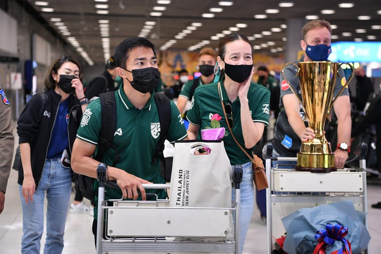 Tuyển Thái Lan rước cúp vàng AFF Cup về nước, nhận cơn mưa tiền thưởng - 1 Tuyển Thái Lan rước cúp vàng AFF Cup về nước, nhận cơn mưa tiền thưởng - 1
