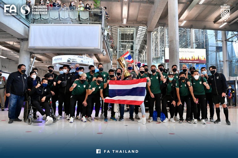 Tuyển Thái Lan rước cúp vàng AFF Cup về nước, nhận cơn mưa tiền thưởng - 9