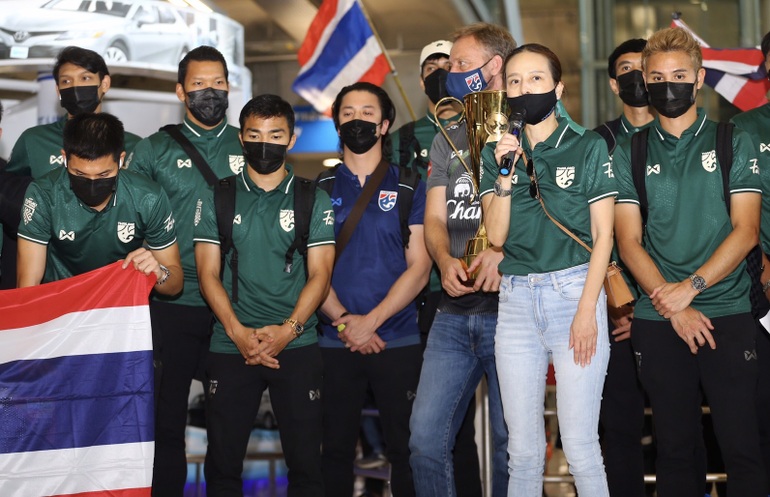 Tuyển Thái Lan rước cúp vàng AFF Cup về nước, nhận cơn mưa tiền thưởng - 6