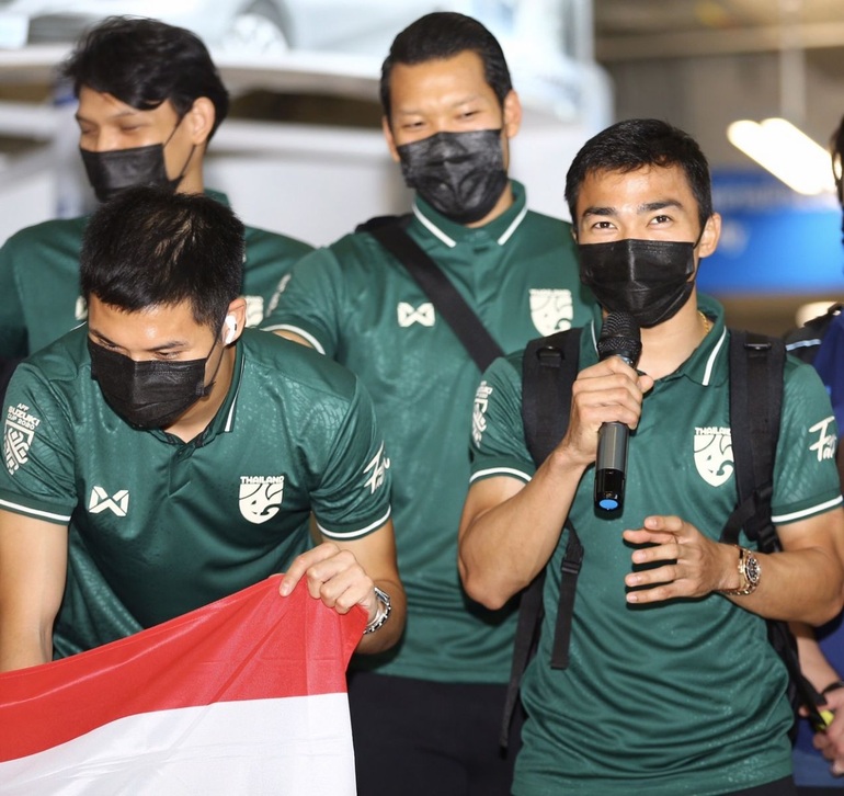 Tuyển Thái Lan rước cúp vàng AFF Cup về nước, nhận cơn mưa tiền thưởng - 8