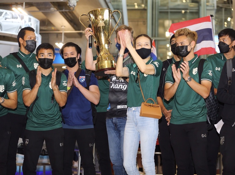Tuyển Thái Lan rước cúp vàng AFF Cup về nước, nhận cơn mưa tiền thưởng - 7 Tuyển Thái Lan rước cúp vàng AFF Cup về nước, nhận cơn mưa tiền thưởng - 7