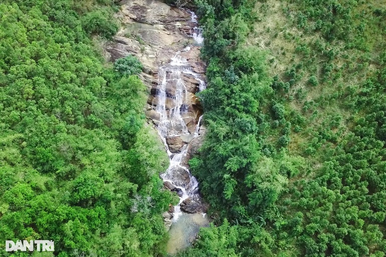 Discover Ro Tu waterfall hidden deep in Gia Lai green forest - 1