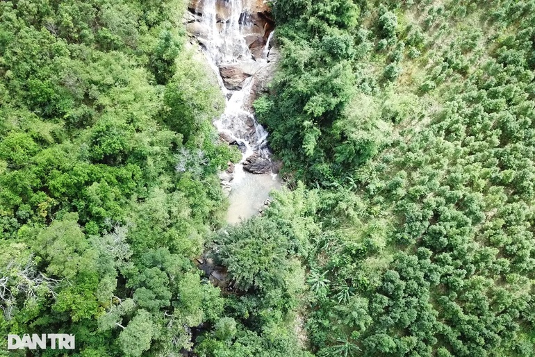 Discover Ro Tu waterfall hidden deep in Gia Lai green forest - 2