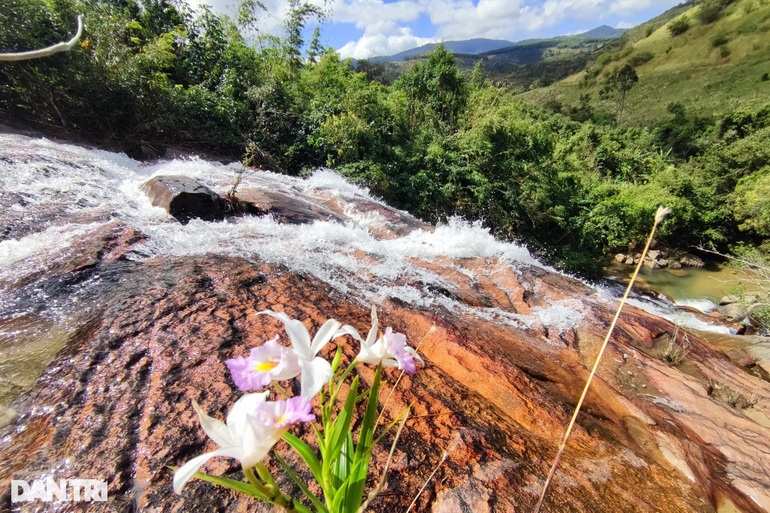 Discover Ro Tu waterfall hidden deep in Gia Lai green forest - 6