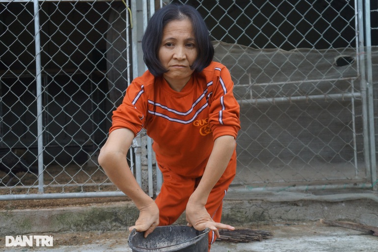 Xót thương người phụ nữ đi bằng 4 chân, tảo tần kiếm rau cháo nuôi mẹ già - 1