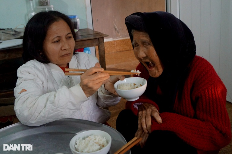 Xót thương người phụ nữ đi bằng 4 chân, tảo tần kiếm rau cháo nuôi mẹ già - 5