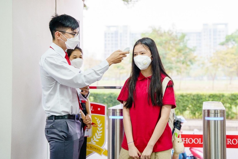 Ngày đầu học trở lại của Royal School: Niềm vui lấn át âu lo! - 1 Ngày đầu học trở lại của Royal School: Niềm vui lấn át âu lo! - 1