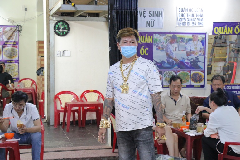 The owner of a snail shop in Ho Chi Minh City excelled in wearing 115 gold trees, curious customers flocked to see - 2