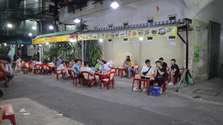 The owner of a snail shop in Ho Chi Minh City plays with 115 gold trees, curious customers flock to see - 1