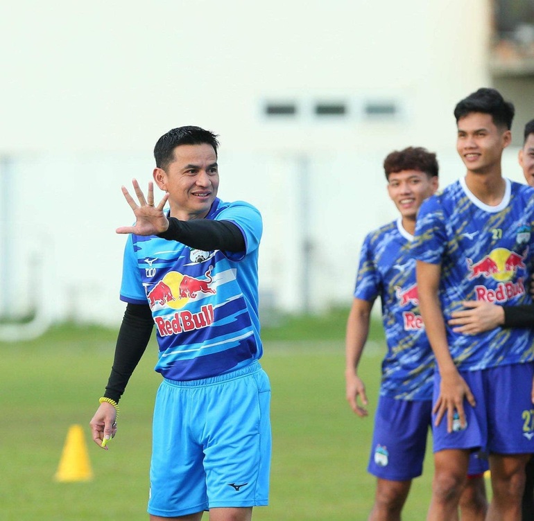 Phản ứng của HLV Kiatisuk khi được mời dẫn dắt đội tuyển Malaysia - 1