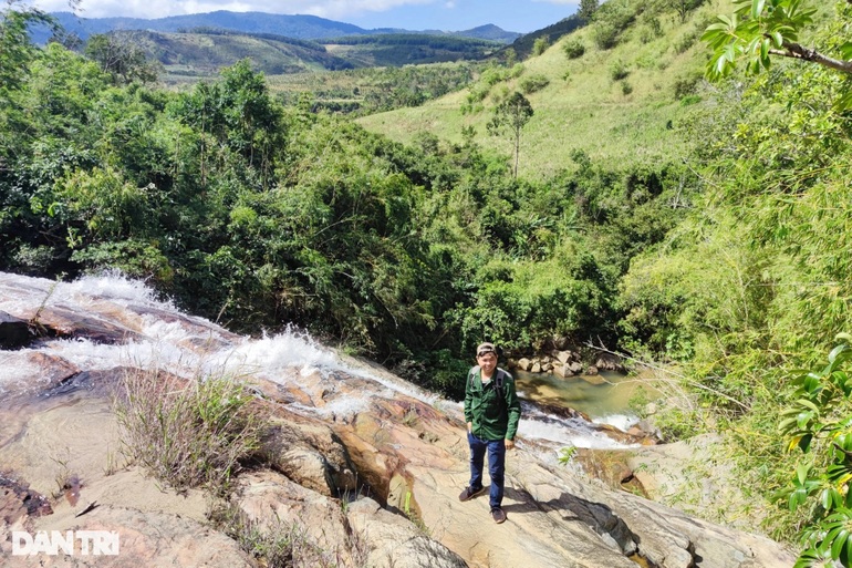 Discover Ro Tu waterfall hidden deep in Gia Lai green forest - 5