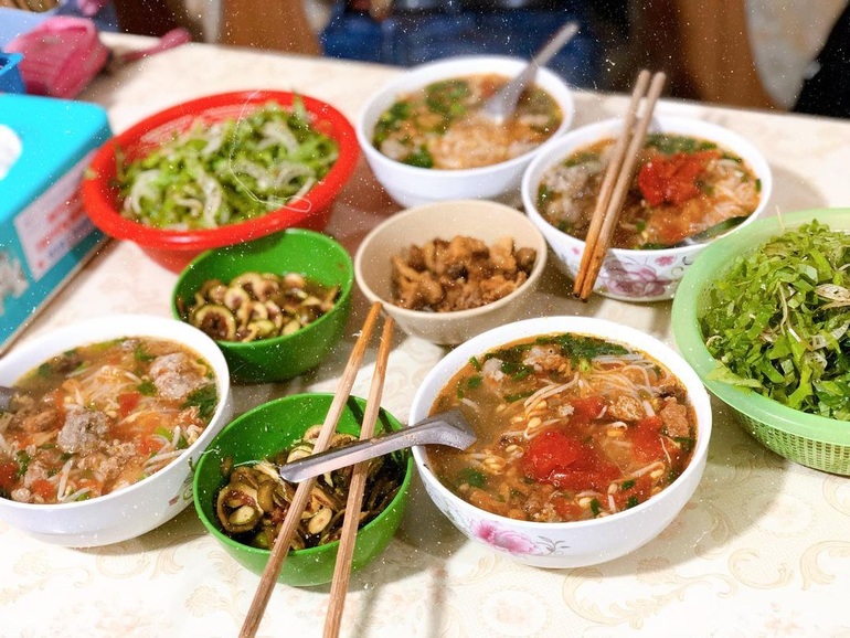 Lạ lùng bún &quotnhà nghèo&quot ăn kèm tóp mỡ, giá 10.000 đồng/bát ở Nam Định