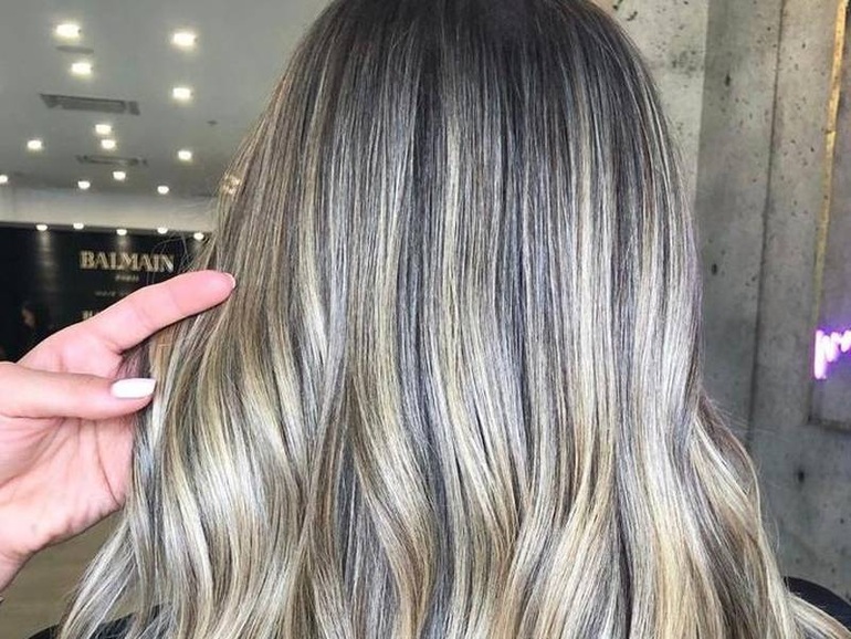 Tóc balayage là xu hướng tóc rất hot hiện nay vì sự đa dạng của màu sắc và phong cách. Điều này làm cho kiểu tóc này trở thành yêu thích của rất nhiều phụ nữ. Hãy xem hình ảnh tóc balayage để tìm kiếm những ý tưởng mới và cập nhật cho phong cách của bạn.