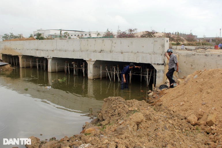 Hàng trăm ha đất lúa bị ngập úng, dân ngóng dài cổ vẫn chưa được đền bù - 3 Hàng trăm ha đất lúa bị ngập úng, dân ngóng dài cổ vẫn chưa được đền bù - 3