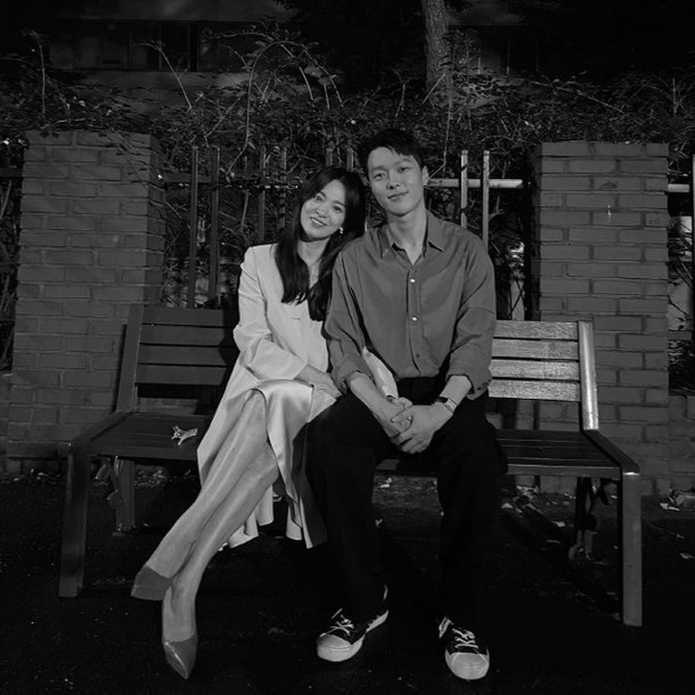 3 năm sau khi ly hôn, Song Hye Kyo đăng ảnh tình tứ với bạn khác giới - 3