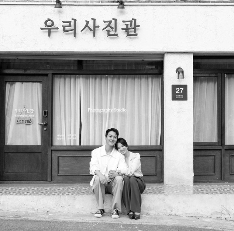 3 năm sau khi ly hôn, Song Hye Kyo đăng ảnh tình tứ với bạn khác giới - 1