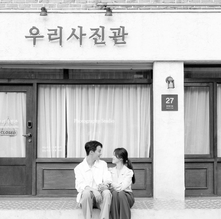 3 năm sau khi ly hôn, Song Hye Kyo đăng ảnh tình tứ với bạn khác giới - 2