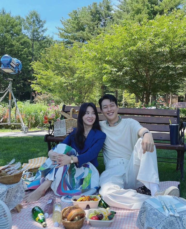 3 năm sau khi ly hôn, Song Hye Kyo đăng ảnh tình tứ với bạn khác giới - 5