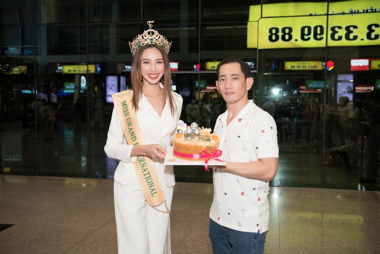 Hoa hậu Thùy Tiên bật khóc trong buổi diễu hành mừng chiến thắng - 11