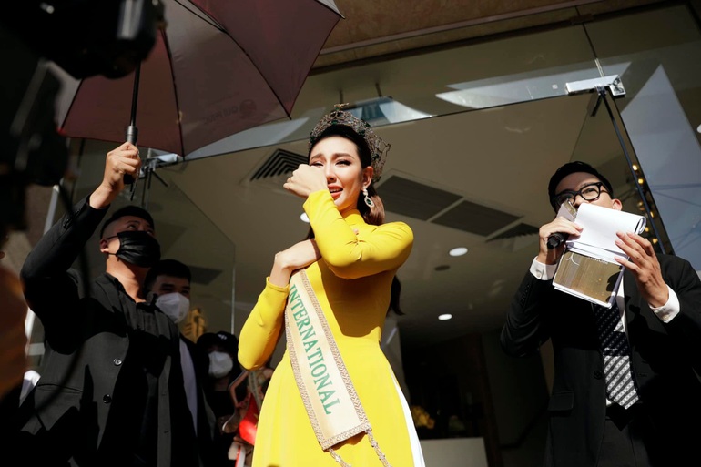 Hoa hậu Thùy Tiên bật khóc trong buổi diễu hành mừng chiến thắng - 3