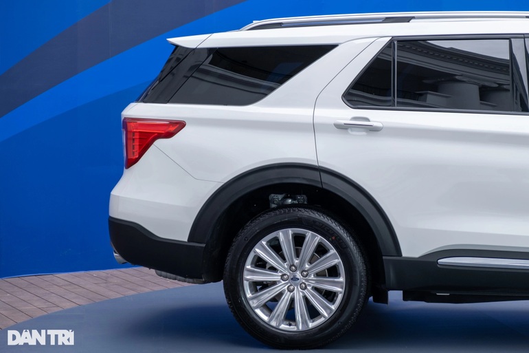 Ford Explorer 2022 chốt giá 2,37 tỷ đồng, đối thủ của Land Cruiser Prado - 2