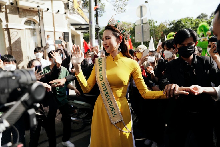 Hoa hậu Thùy Tiên bật khóc trong buổi diễu hành mừng chiến thắng - 1
