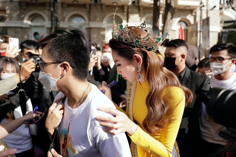 Hoa hậu Thùy Tiên bật khóc trong buổi diễu hành mừng chiến thắng - 4