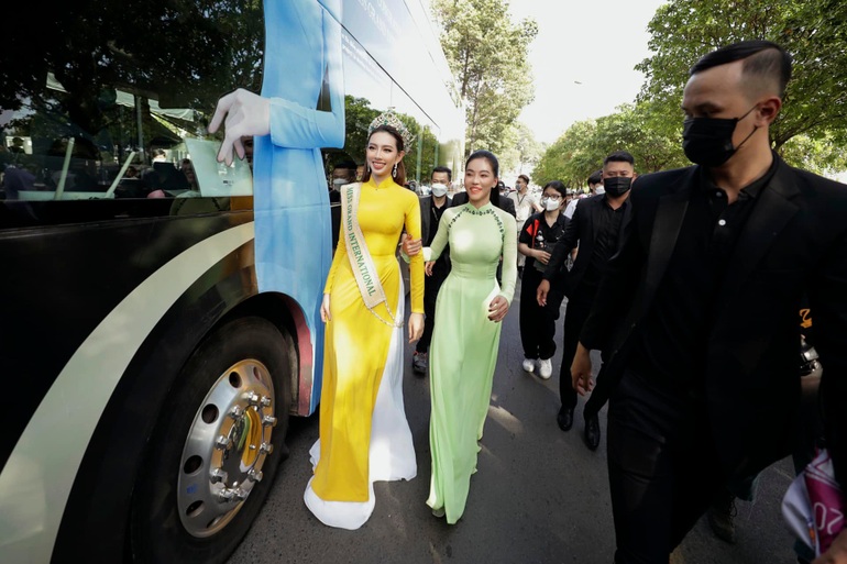 Hoa hậu Thùy Tiên bật khóc trong buổi diễu hành mừng chiến thắng - 5