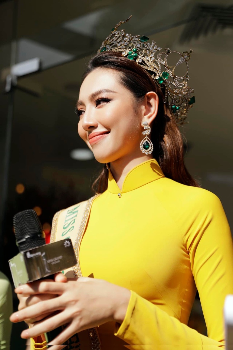 Hoa hậu Thùy Tiên bật khóc trong buổi diễu hành mừng chiến thắng - 2