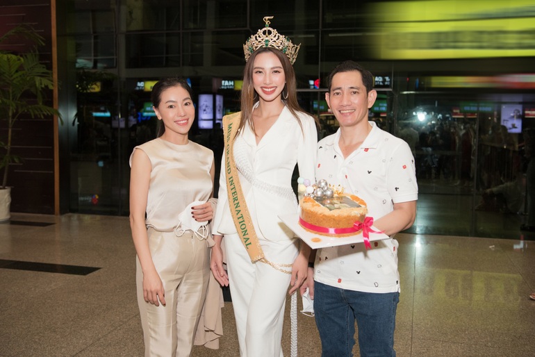 Hoa hậu Thùy Tiên bật khóc trong buổi diễu hành mừng chiến thắng - 10