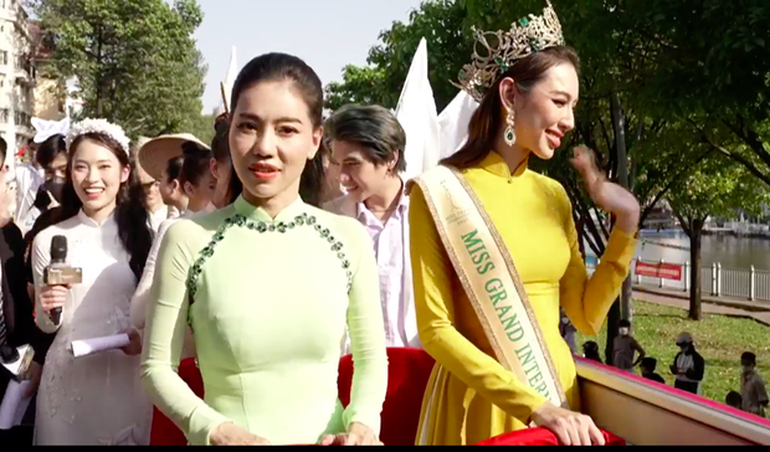 Hoa hậu Thùy Tiên bật khóc trong buổi diễu hành mừng chiến thắng - 6
