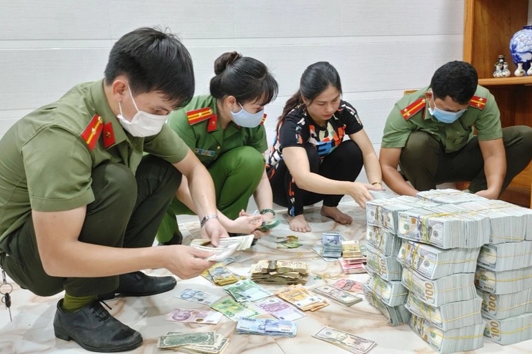 Khám xét tiệm vàng sau vụ buôn lậu, thu 2,1 triệu USD và 15 kg vàng - 4 Khám xét tiệm vàng sau vụ buôn lậu, thu 2,1 triệu USD và 15 kg vàng - 4
