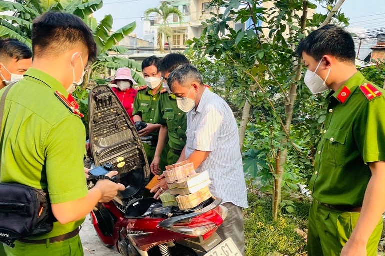 Khám xét tiệm vàng sau vụ buôn lậu, thu 2,1 triệu USD và 15 kg vàng - 1 Khám xét tiệm vàng sau vụ buôn lậu, thu 2,1 triệu USD và 15 kg vàng - 1