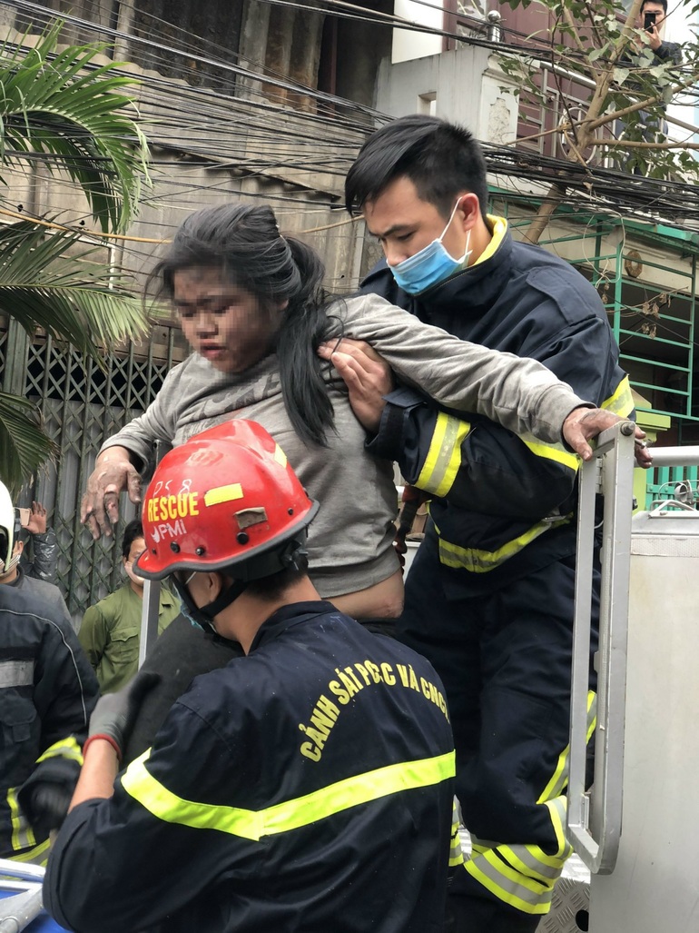 Vụ người hùng cứu bé gái: Xót xa cụ ông bới tro tàn tìm tài sản - 3 Vụ người hùng cứu bé gái: Xót xa cụ ông bới tro tàn tìm tài sản - 3