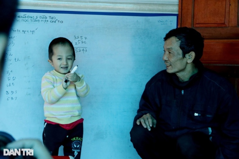 Ngỡ ngàng trước khả năng tính nhẩm siêu nhanh của cậu bé 5 tuổi - 1 Ngỡ ngàng trước khả năng tính nhẩm siêu nhanh của cậu bé 5 tuổi - 1