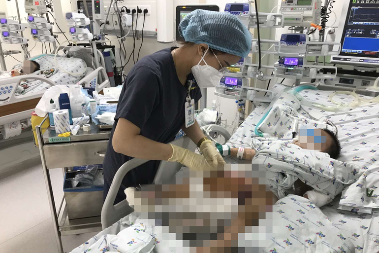 Ngã ra đường, bé trai 27 tháng tuổi bị xe tải cán qua người - 1 Ngã ra đường, bé trai 27 tháng tuổi bị xe tải cán qua người - 1