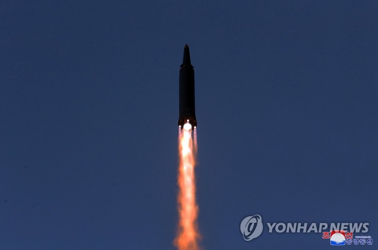 Bí ẩn vụ Mỹ dừng loạt chuyến bay khi Triều Tiên phóng tên lửa siêu vượt âm - 1
