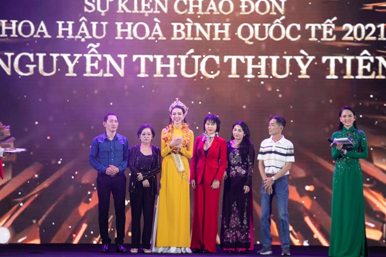 Vì sao mẹ Hoa hậu Thùy Tiên lủi thủi đi xe ôm về một mình? - 1