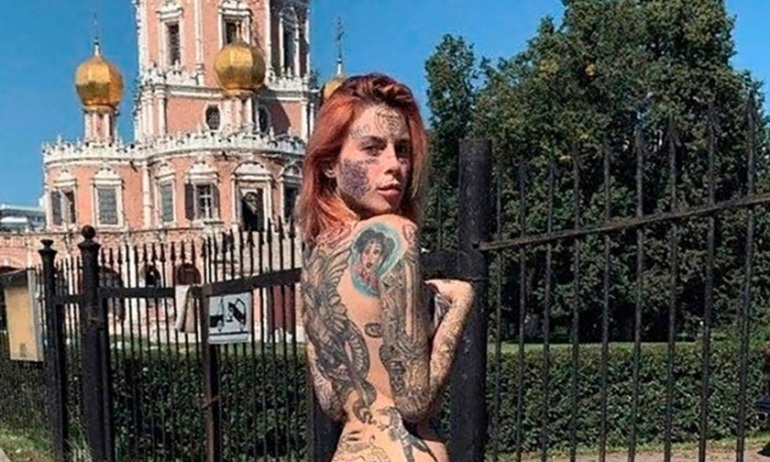 Chụp hình khỏa thân trước nhà thờ, cô gái trẻ có nguy cơ ngồi tù - 1