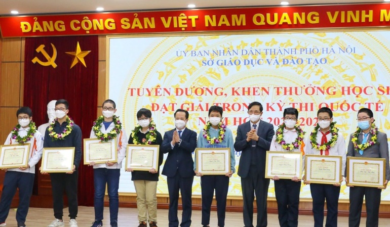 Hà Nội: Tuyên dương học sinh đoạt giải quốc tế năm học 2021-2022 - 3