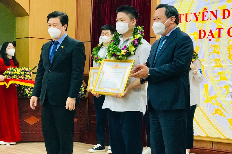 Hà Nội: Tuyên dương học sinh đoạt giải quốc tế năm học 2021-2022 - 1