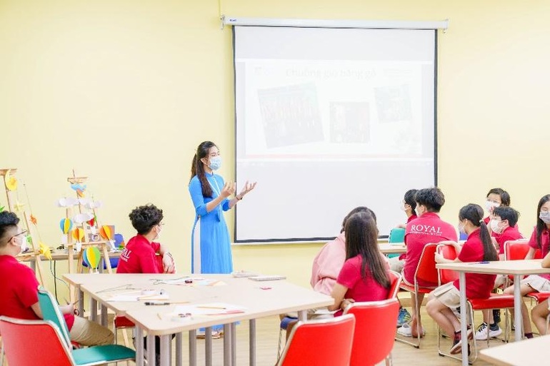 Thầy và trò tại Royal School nhanh chóng bắt nhịp với việc học trực tiếp - 2 Thầy và trò tại Royal School nhanh chóng bắt nhịp với việc học trực tiếp - 2