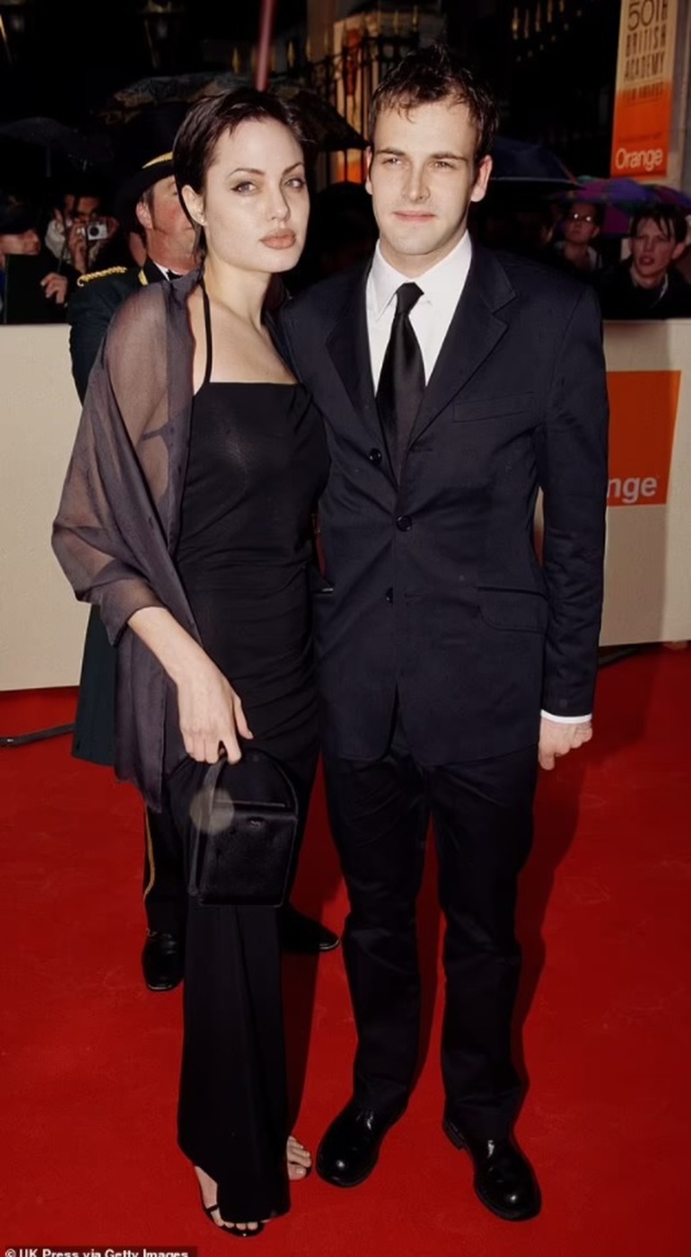 Angelina Jolie luôn chơi đẹp với các chồng cũ, ngoại trừ... Brad Pitt - 4